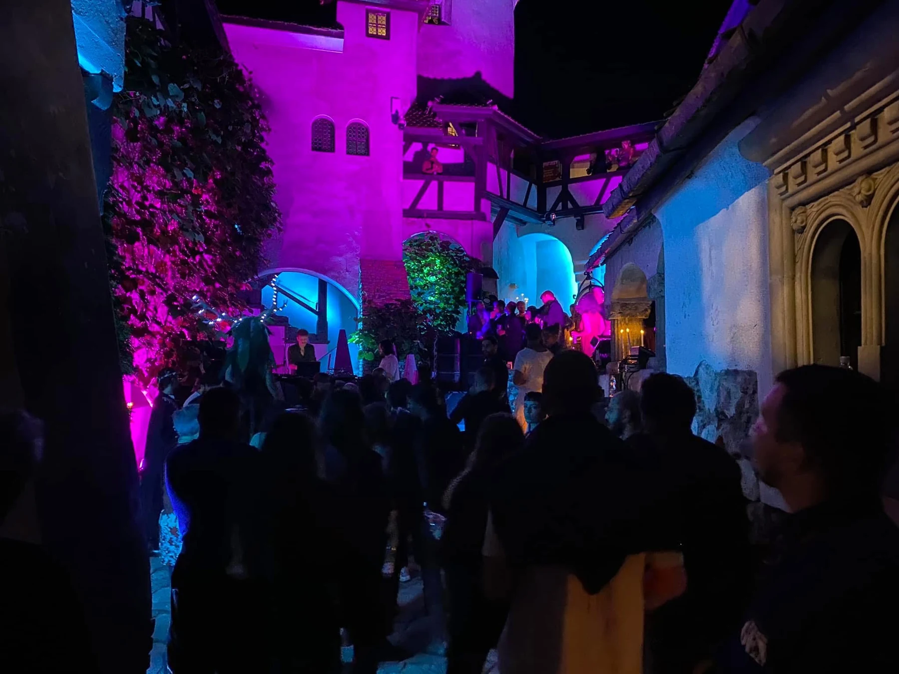 Eveniment în curtea unui castel