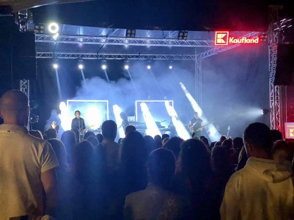 Outdoor concert – blue stage