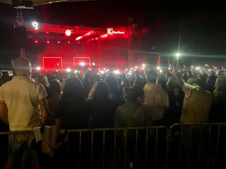 Outdoor concert – red stage