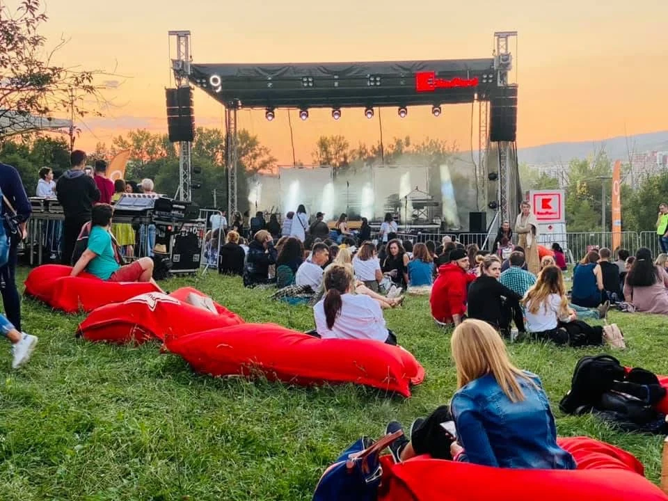 Outdoor stage and audience