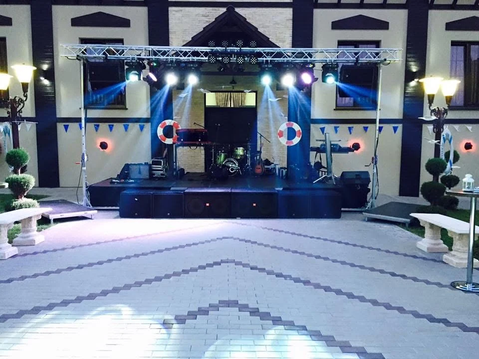 Scenă outdoor – iluminat live