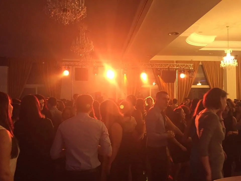 Ring de dans – atmosferă amber