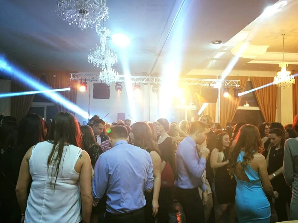 Wedding dancefloor – white beams